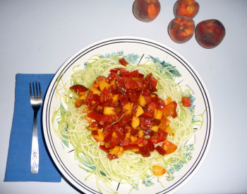Zucchini pasta with tomato-peach sauce